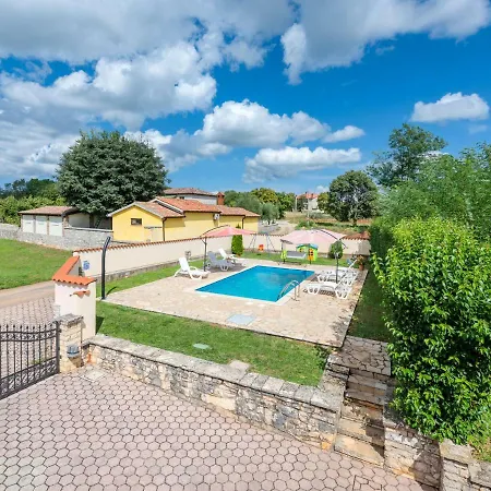 Holiday home Holiday Home Lorena Tinjan